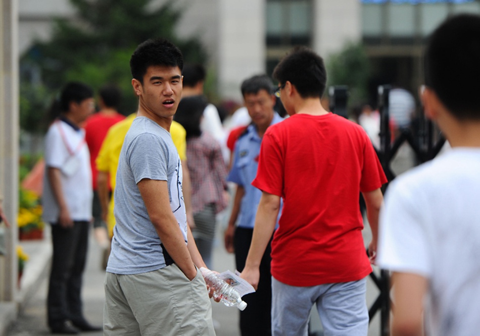 Students walk into an examination site in Changchun, Jilin Province, on June 7. Some 9.12 million applicants are expected to sit this year's college entrance exam, down from 9.15 million in 2012, a spokeswoman for the Ministry of Education (MOE) said on Wednesday. [Photo/Xinhua]