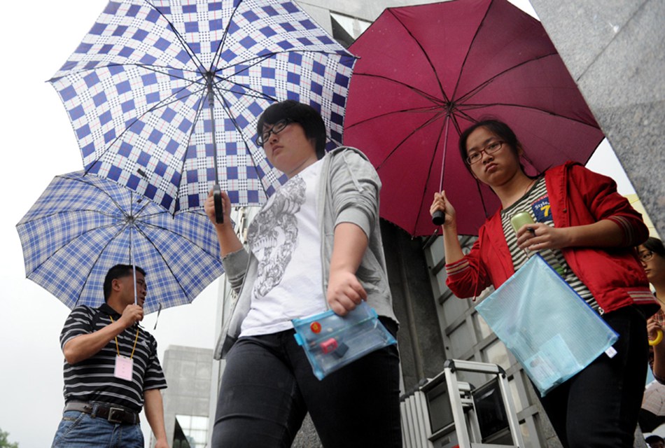 Students walk into an examination site in Hefei, Anhui Province, on June 7. Some 9.12 million applicants are expected to sit this year's college entrance exam, down from 9.15 million in 2012, a spokeswoman for the Ministry of Education (MOE) said on Wednesday. [Photo/Xinhua]