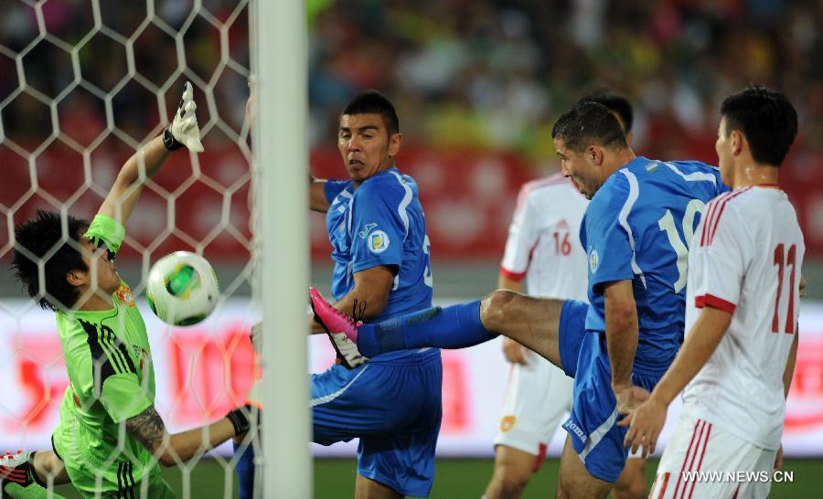 Ulugbek Bakaev (2nd R) of Uzbekistan shoots during a friendly match against China in Hohhot, north China's Inner Mongolia Autonomous Region, June 6, 2013. Uzbekistan won the match 2-1. (Xinhua/Zhang Ling)