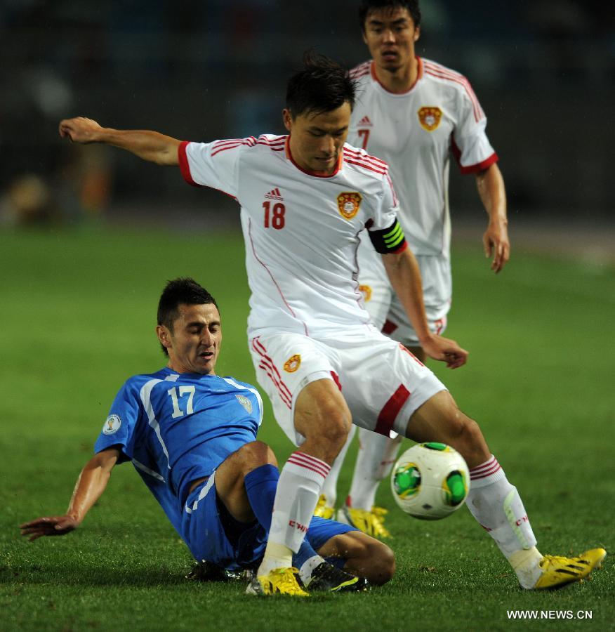 Sanjar Tursunov (L) of Uzbekistan vies with Gao Lin of China during a friendly match in Hohhot, north China's Inner Mongolia Autonomous Region, June 6, 2013. Uzbekistan won the match 2-1. (Xinhua/Zhang Ling)