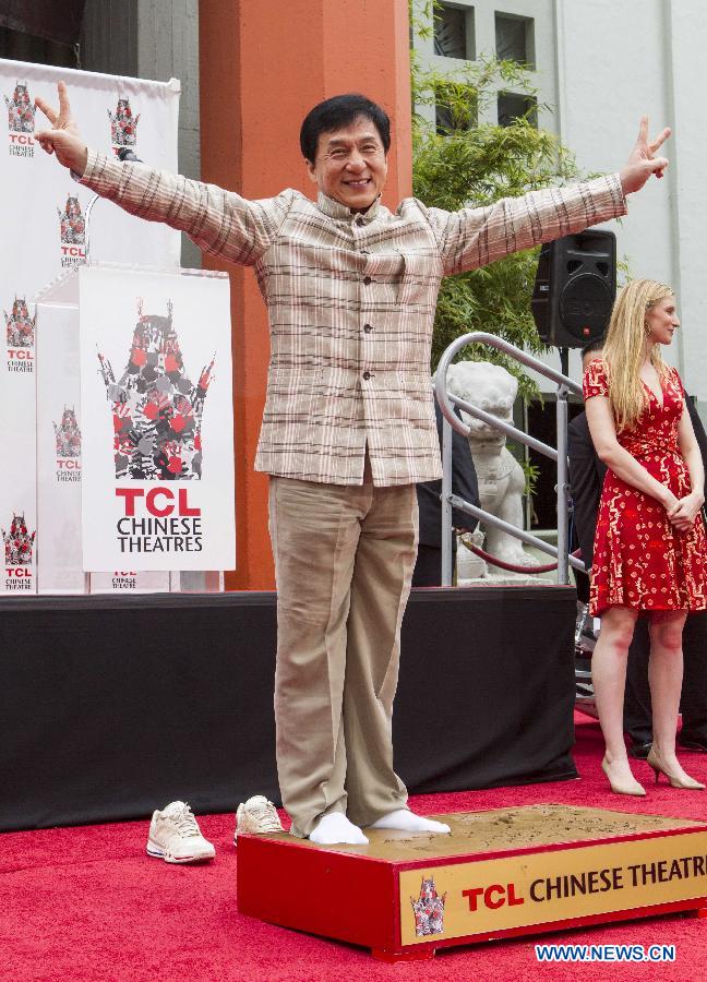 Actor Jackie Chan poses at his hand and footprint ceremony in front of the TCL Chinese Theatre in Hollywood, California on June 6, 2013. (Xinhua/Zhao Hanrong)