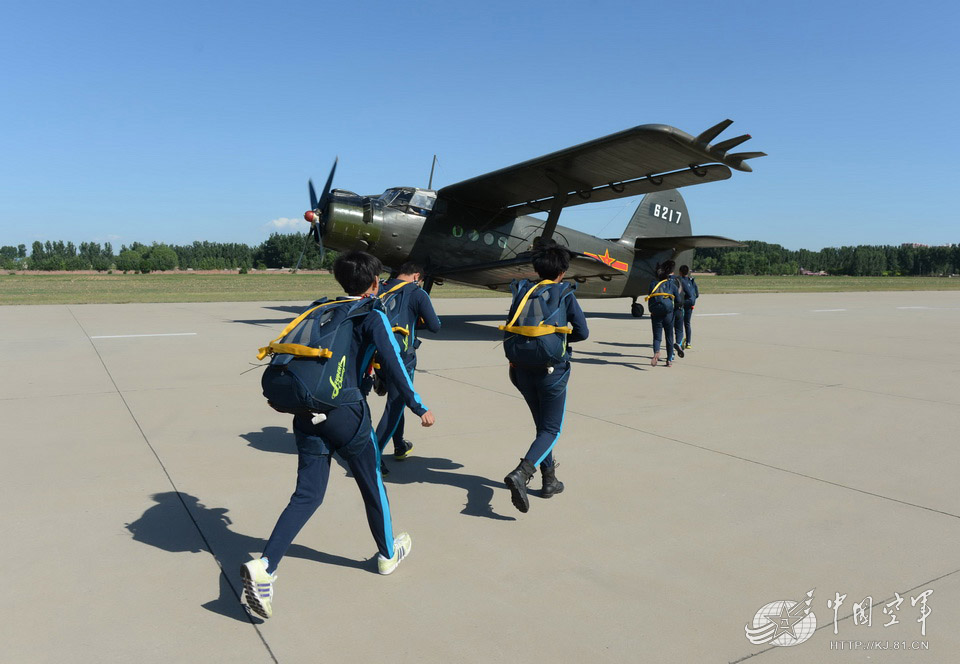 New recruits of the Bayi Aerobatics Team from the Air Force of the Chinese People's Liberation Army (PLA) are in parachute landing training. (China Military Online/Xu Hongchun, Qian Min, Bai Xianlin)