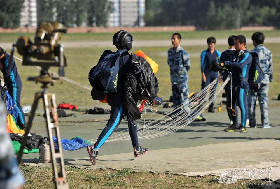 New recruits of the Bayi Aerobatics Team from the Air Force of the Chinese People's Liberation Army (PLA) are in parachute landing training. (China Military Online/Xu Hongchun, Qian Min, Bai Xianlin)