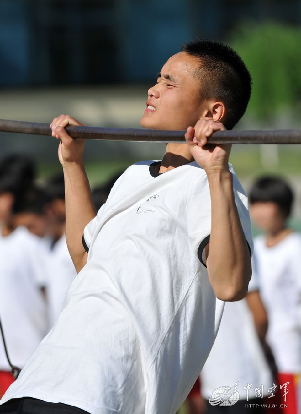 New recruits of the Bayi Aerobatics Team from the Air Force of the Chinese People's Liberation Army (PLA) are in physical training. (China Military Online/Xu Hongchun, Qian Min, Bai Xianlin)