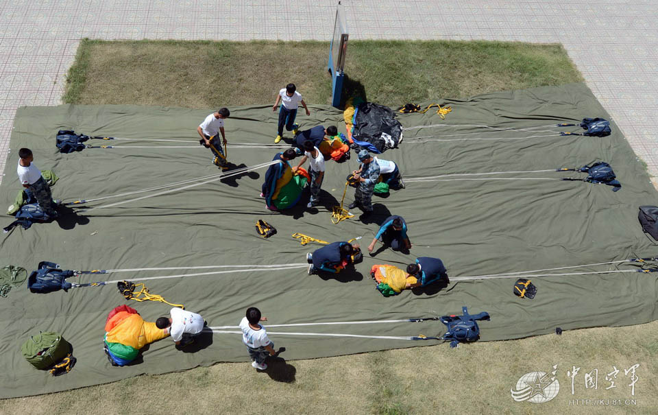 New recruits of the Bayi Aerobatics Team from the Air Force of the Chinese People's Liberation Army (PLA) are in parachute landing training. (China Military Online/Xu Hongchun, Qian Min, Bai Xianlin)