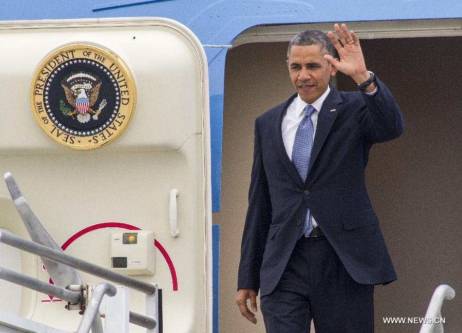 U.S. President Barack Obama waves as he arrives at Los Angeles International Airport in Los Angeles, on June 7, 2013, for a meeting with Chinese President Xi Jinping. (Xinhua/Zhao Hanrong) 