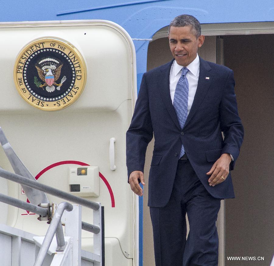 U.S. President Barack Obama arrives at Los Angeles International Airport in Los Angeles, on June 7, 2013, for a meeting with Chinese President Xi Jinping. (Xinhua/Zhao Hanrong) 