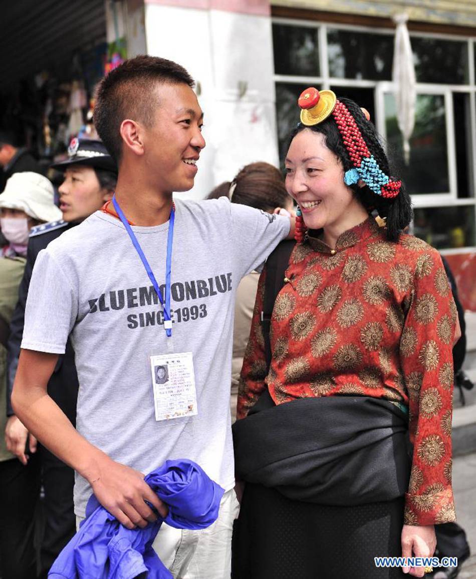 An examinee talks with his mother after taking the first test of the national college entrance exam at the Lhasa Middle School in Lhasa, capital of southwest China's Tibet Autonomous Region, June 7, 2013. Some 9.12 million applicants are expected to sit this year's college entrance exam on June 7 and 8. 