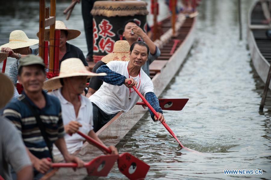 Villagers have a trial run of their new dragon boat during a launching ceremony at the Chenhanhui Shipyard at Shangjiao village in Guangzhou, capital of South China's Guangdong province, June 6, 2013. Chenhanhui Shipyard has been busy making new dragon boats and renovating old ones for the upcoming Dragon Boat Festival that falls on June 12 this year. People in many parts of China have the tradition to hold dragon boat races during the festival.(Photo/Xinhua)