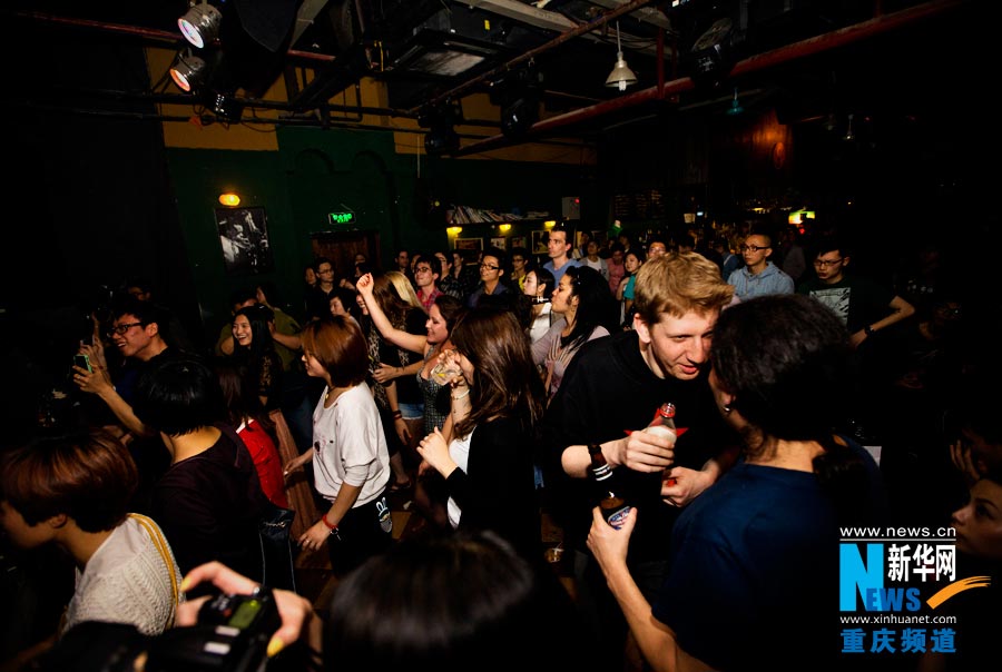 Youths dance in the pub. (Photo/Xinhua)