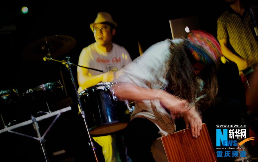 A foreign student jumps to the stage and joins the show. (Photo/Xinhua)