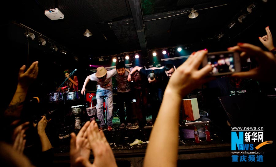 Band members convey their appreciation to spectators after the show. (Photo/Xinhua)