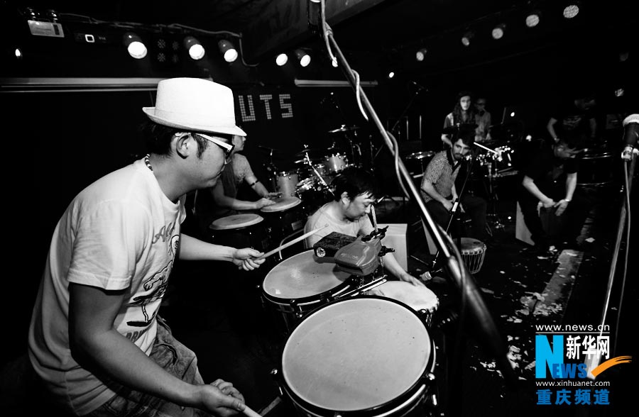 Bandsman Huang Yigua and his team members perform in the pub. (Photo/Xinhua)