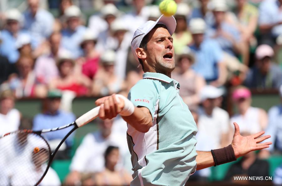 Novak Djokovic of Serbia returns a shot during the men's singles semi-final match against Rafael Nadal of Spain at the French Open tennis tournament in Paris June 7, 2013. (Xinhua/Gao Jing)