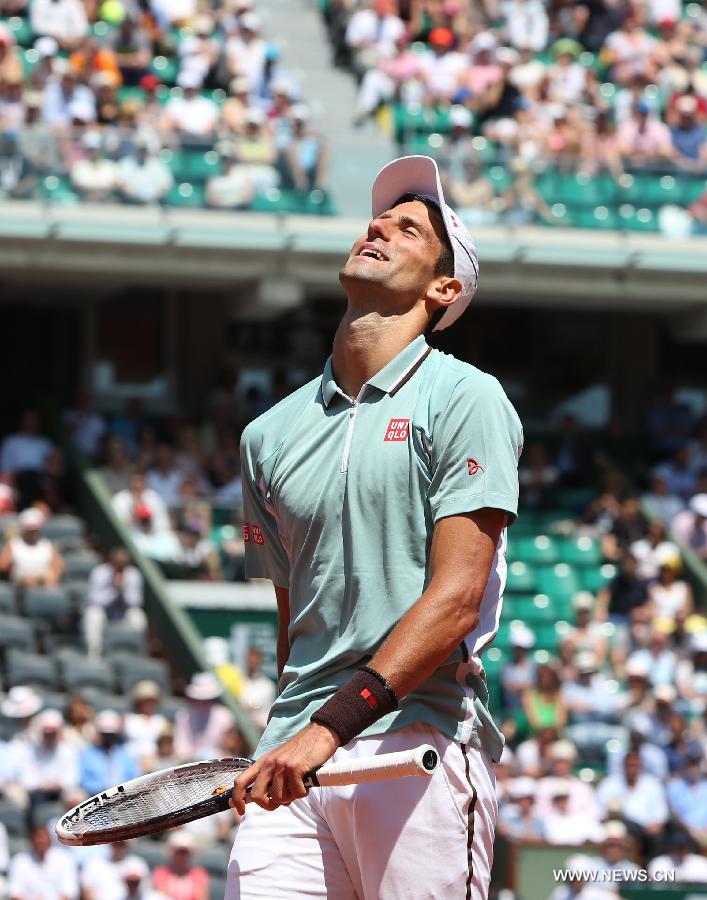 Novak Djokovic of Serbia reacts during the men's singles semi-final match against Rafael Nadal of Spain at the French Open tennis tournament in Paris June 7, 2013. (Xinhua/Gao Jing)