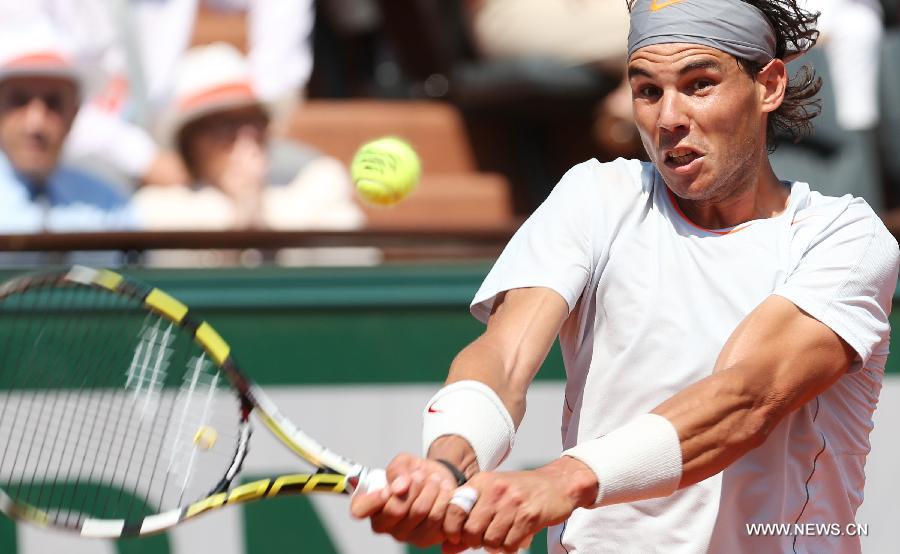 Rafael Nadal of Spain returns a shot during the men's singles semi-final match against Novak Djokovic of Serbia at the French Open tennis tournament in Paris June 7, 2013. Nadal won 3-2. (Xinhua/Gao Jing)