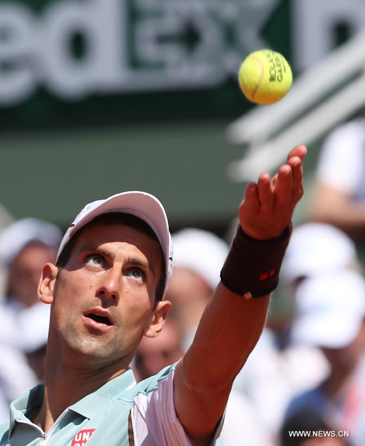 Novak Djokovic of Serbia serves during the men's singles semi-final match against Rafael Nadal of Spain at the French Open tennis tournament in Paris June 7, 2013. (Xinhua/Gao Jing)