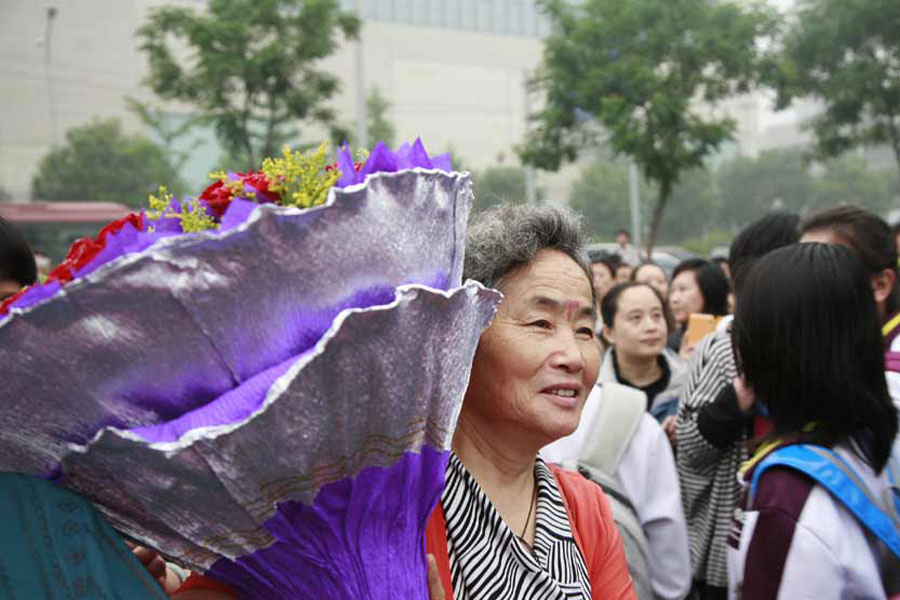 Students and their parents in Beijing rejoice in the conclusion of the 2013 Gaokao, China's College Entrance Examinations, on Saturday, June 8, 2013. [Photo: CRI Online]