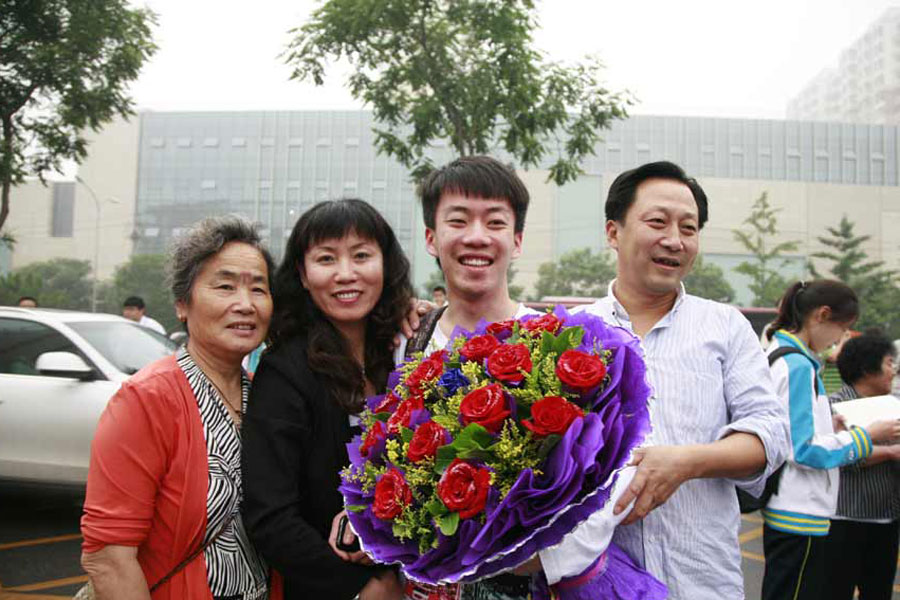 Students and their parents in Beijing rejoice in the conclusion of the 2013 Gaokao, China's College Entrance Examinations, on Saturday, June 8, 2013. [Photo: CRI Online]