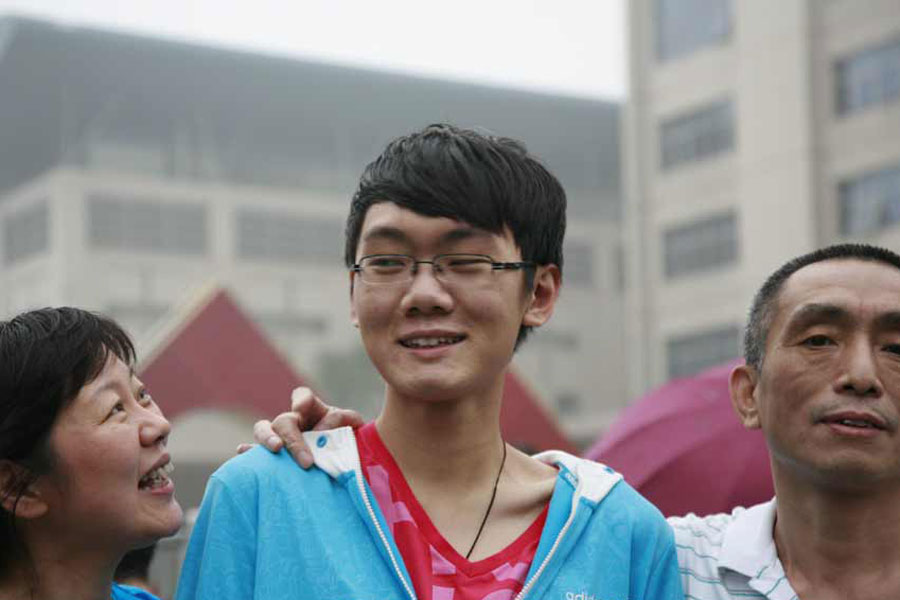 Students and their parents in Beijing rejoice in the conclusion of the 2013 Gaokao, China's College Entrance Examinations, on Saturday, June 8, 2013. [Photo: CRI Online]