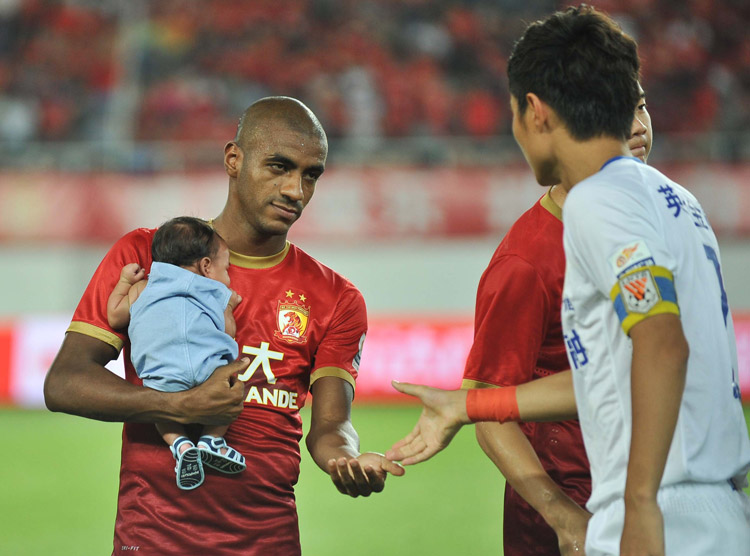 Please forgive me because my right hand can't do that: The 12th round of the Chinese super league, Guangzhou Evergrande vs Shandong Luneng. (Photo/Osports)