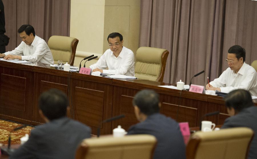 Chinese Premier Li Keqiang (back, C), also a member of the Standing Committee of the Political Bureau of the Communist Party of China Central Committee, hosts an economic work symposium for provinces of the Bohai Sea Rim in Shijiazhuang, capital of north China's Hebei Province, June 8, 2013. (Xinhua/Huang Jingwen)