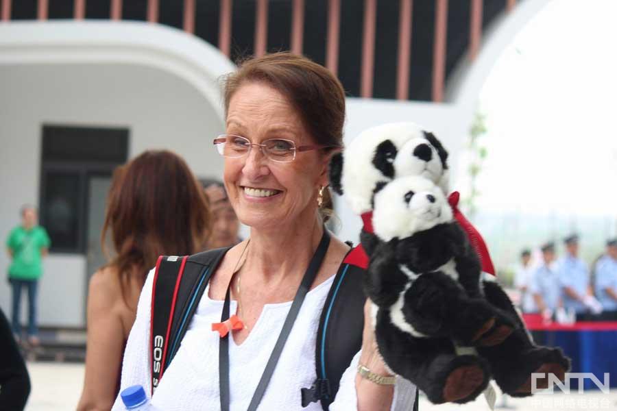 Small gifts are given to every visitor to Chengadu Research Base of Giant Panda Breeding. (CNTV)