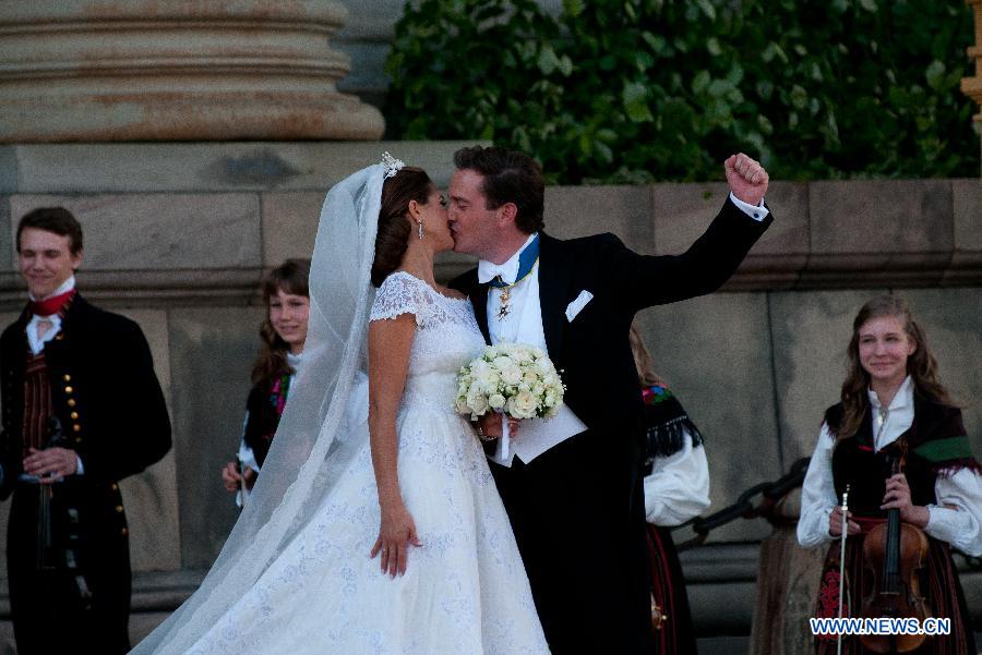 The newly wed Swedish Princess Madeleine and U.S. banker Christopher O'Neill kiss outside the Royal Chapel after their wedding ceremony in Stockholm, Sweden, on June 8, 2013. (Xinhua/Liu Yinan) 