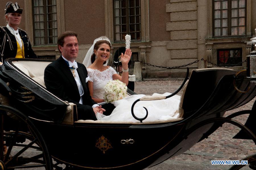 The newly wed Swedish Princess Madeleine and U.S. banker Christopher O'Neill leave in a carriage after their wedding ceremony at the Royal Chapel in Stockholm, Sweden, on June 8, 2013. (Xinhua/Liu Yinan) 