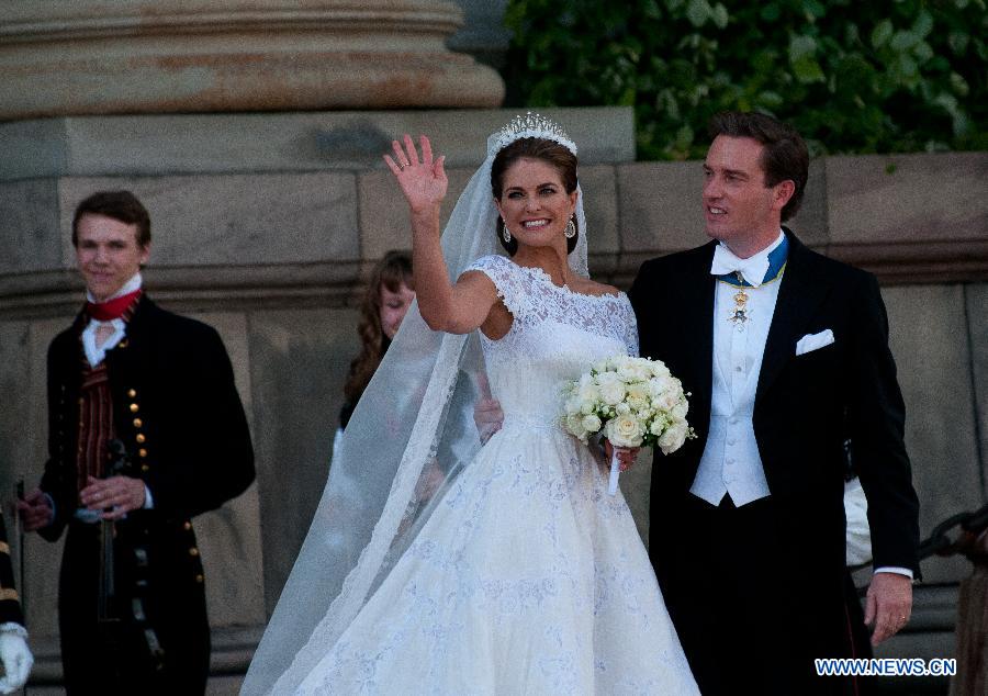 The newly wed Swedish Princess Madeleine and U.S. banker Christopher O'Neill stand outside the Royal Chapel after their wedding ceremony in Stockholm, Sweden, on June 8, 2013. (Xinhua/Liu Yinan) 