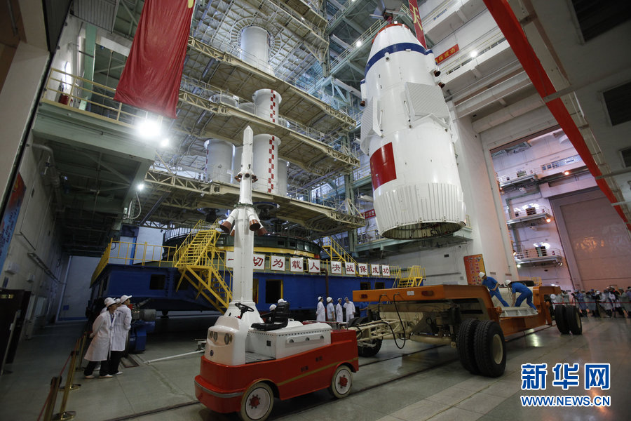 Shenzhou-10 spacecraft transported to launch site