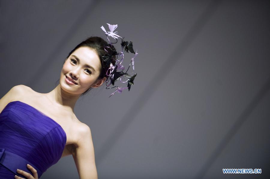 A model presents a creation during a wedding dress and evening gown show at the 71st Summer Wedding Service Banquet Expo & Beauty Fiesta 2013 in Hong Kong, south China, June 8, 2013. (Xinhua/Zhao Yusi)