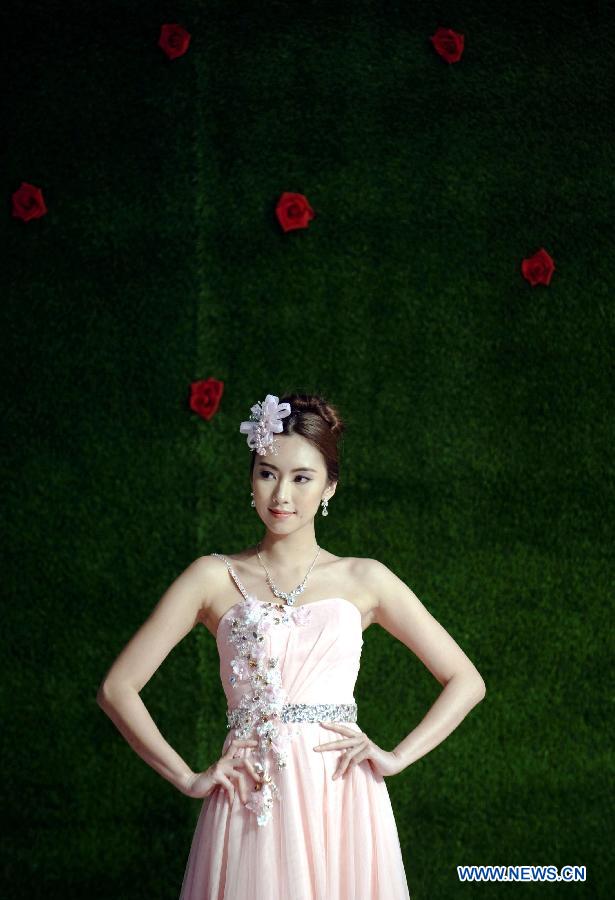 A model presents a creation during a wedding dress and evening gown show at the 71st Summer Wedding Service Banquet Expo & Beauty Fiesta 2013 in Hong Kong, south China, June 8, 2013. (Xinhua/Zhao Yusi)