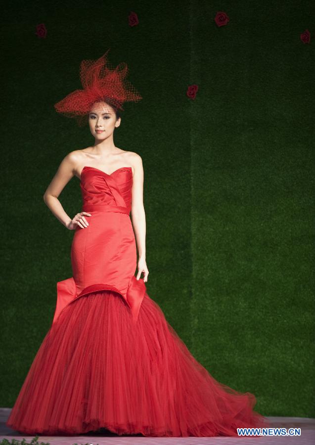 A model presents a creation during a wedding dress and evening gown show at the 71st Summer Wedding Service Banquet Expo & Beauty Fiesta 2013 in Hong Kong, south China, June 8, 2013. (Xinhua/Zhao Yusi)