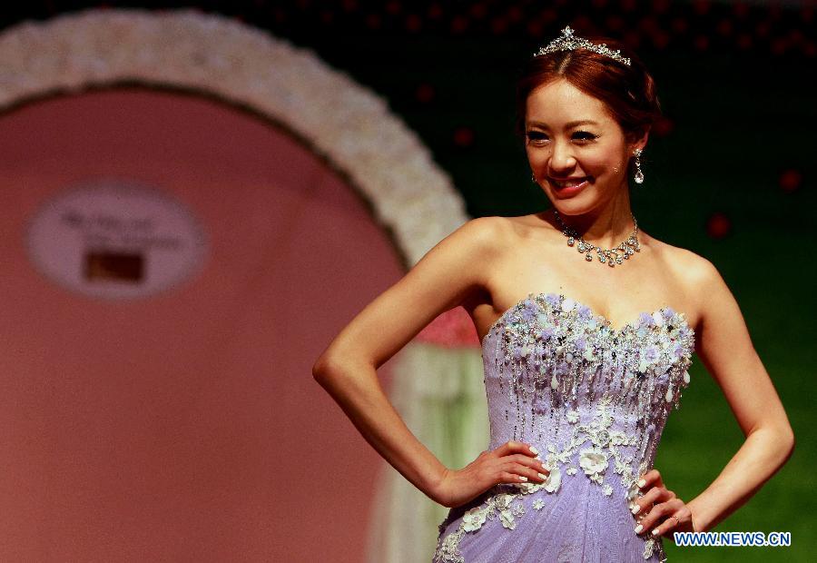 A model presents a creation during a wedding dress and evening gown show at the 71st Summer Wedding Service Banquet Expo & Beauty Fiesta 2013 in Hong Kong, south China, June 8, 2013. (Xinhua/He Jingjia)