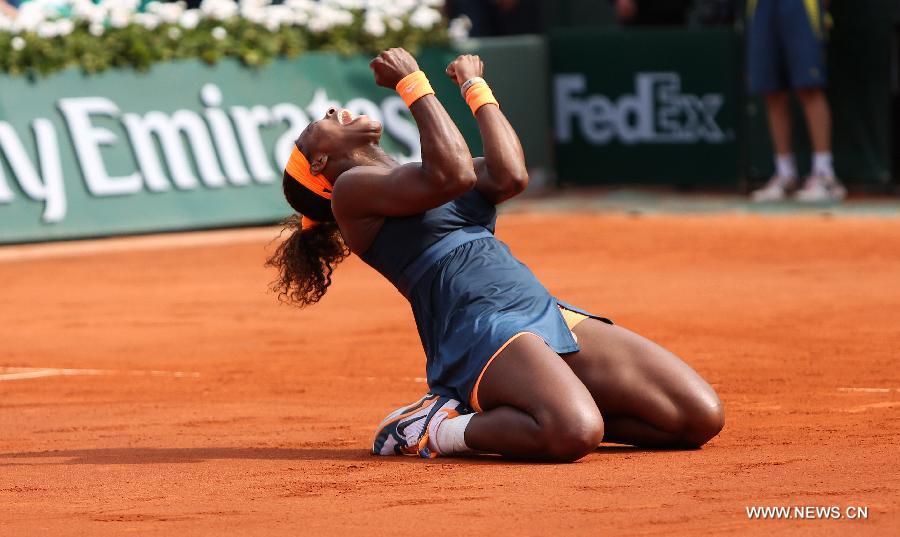 Serena Williams of the United States celebrates after winning the women's singles final match against Maria Sharapova of Russia at the French Open tennis tournament in Paris June 8, 2013. Serena Williams won the match 2-0 to claim the title. (Xinhua/Gao Jing)