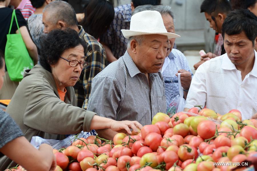 People choose fruit in a market in Changchun, capital of northeast China's Jilin Province, June 9, 2013. China's consumer price index (CPI), a main gauge of inflation, grew 2.1 percent year on year in May, down from 2.4 percent in April, the National Bureau of Statistics said on Sunday. (Xinhua/Lin Hong)