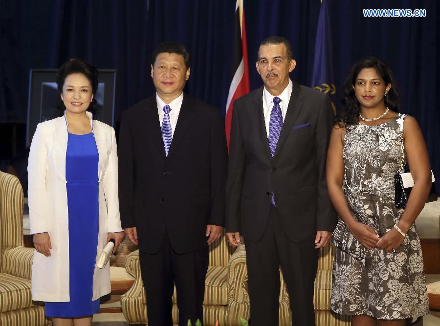 Chinese President Xi Jinping (2nd L) and his wife Peng Liyuan (1st L) pose for a group photo with President of Trinidad and Tobago Anthony Carmona (2nd R) and his wife before the meeting between the two presidents in Port of Spain, Trinidad and Tobago, June 1, 2013. (Xinhua/Lan Hongguang) 