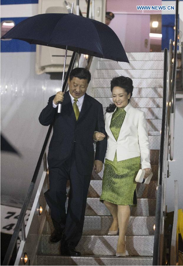 Chinese President Xi Jinping and his wife Peng Liyuan arrive in Port of Spain May 31, 2013 to start a state visit to Trinidad and Tobago. (Xinhua/Lan Hongguang) 