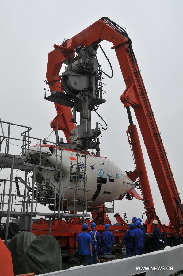 China's manned submersible Jiaolong returns to its mother vessel Xiangyanghong 09 in Jiangyin City, east China's Jiangsu Province, June 9, 2013. Jiaolong on Sunday carried out a drill for its voyage of experimental application. (Xinhua/Zhang Xudong)