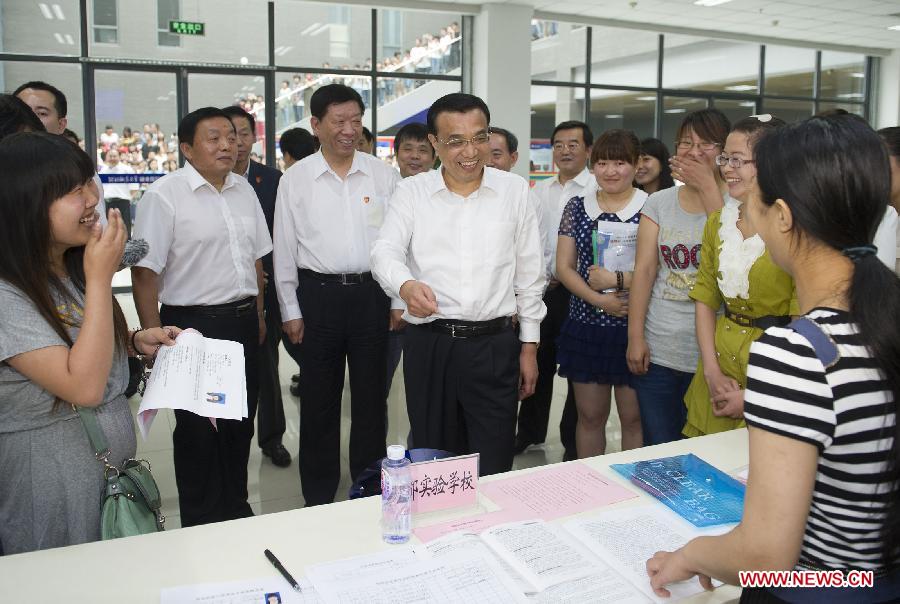 Chinese Premier Li Keqiang, also a member of the Standing Committee of the Political Bureau of the Communist Party of China Central Committee, asks about the employment situation of its graduates when he visits Hebei Normal University in Shijiazhuang, capital of north China's Hebei Province, June 8, 2013. Li paid an inspection tour to Hebei Province from June 7 to 8. (Xinhua/Huang Jingwen)