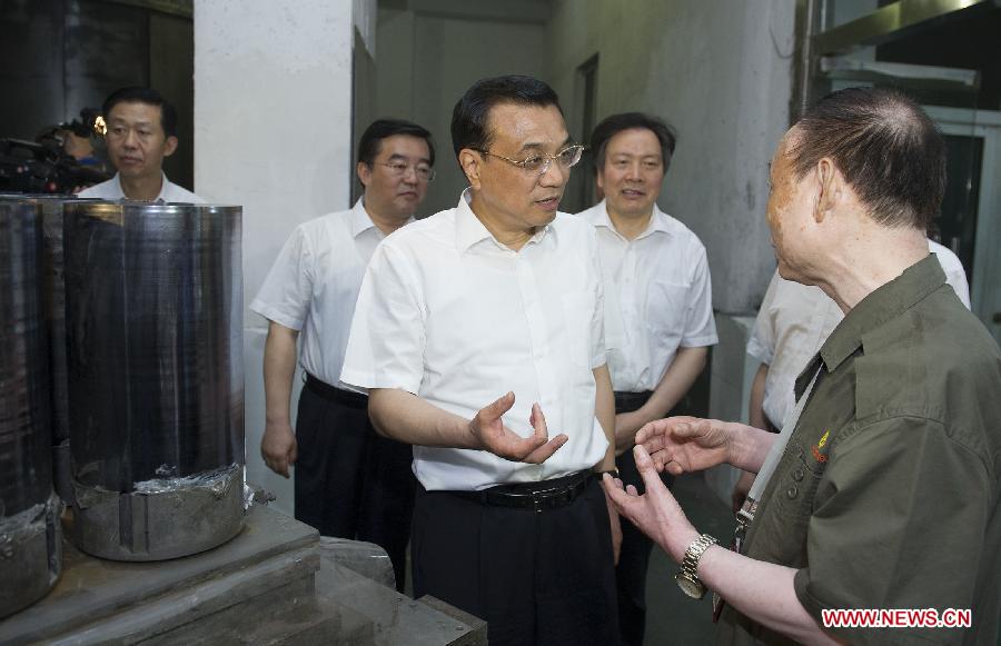 Chinese Premier Li Keqiang (L, front), also a member of the Standing Committee of the Political Bureau of the Communist Party of China Central Committee, visits a photovoltaic enterprise in Xingtai, north China's Hebei Province, June 7, 2013. Li paid an inspection tour to Hebei Province from June 7 to 8. (Xinhua/Huang Jingwen)