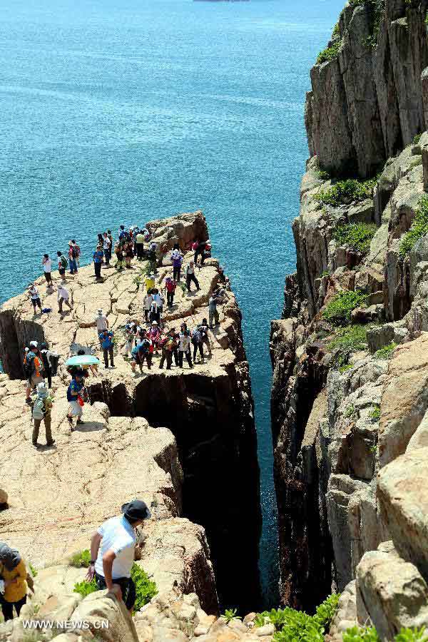 Tourists visit the North Ninepin Island in Hong Kong, south China, June 9, 2013. The Ninepin Group, or Kwo Chau Islands, is a group of islands in the southeastern Hong Kong. (Xinhua/Li Peng) 