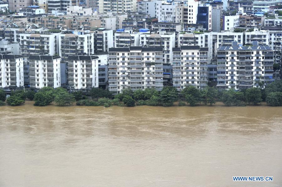 Photo taken on June 10, 2013 shows the flooded roads near the Liujiang River in Liuzhou City, south China's Guangxi Zhuang Autonomous Region. Liujiang River's flood peak of the year appeared in urban Liuzhou on Monday, with its water level reaching 83.71 meters, 1.21 meters higher than the warning line. (Xinhua/Li Hanchi) 