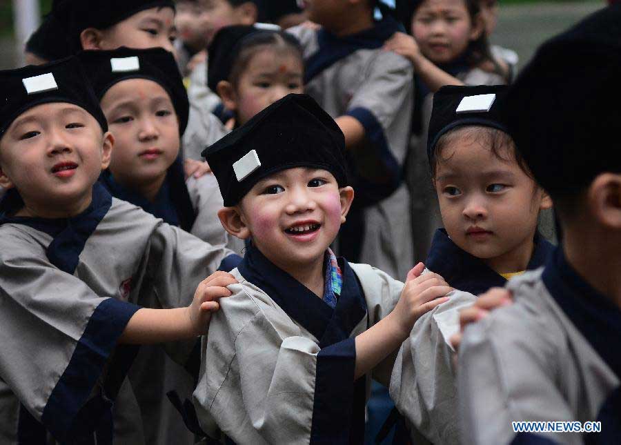 Children wearing "Hanfu", an ancient costume of the Han ethnic people, take part in a gathering to commemorate Qu Yuan, a patriotic poet during the Warring State Period (475-221 BC), in Wuhan, capital of central China's Hubei Province, June 10, 2013. The Dragon Boat (Duanwu) Festival, which is celebrated across China to pay homage to Qu Yuan, falls on the fifth day of the fifth month in the Chinese lunar calendar, or June 12 this year. (Xinhua/Cheng Min) 