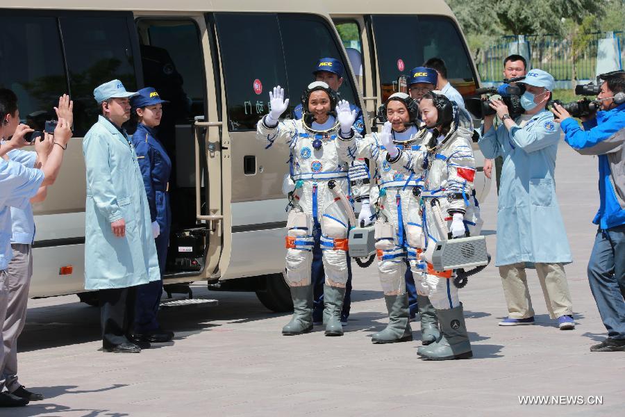 Astronauts Nie Haisheng (L), Zhang Xiaoguang (C) and Wang Yaping prepare to board the bus for the launch center in Jiuquan, northwest China's Gansu Province, June 11, 2013. (Xinhua/Li Gang) 