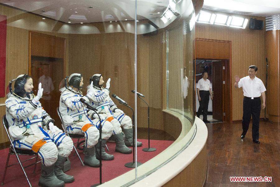 Chinese President sees off Shenzhou-10 crew