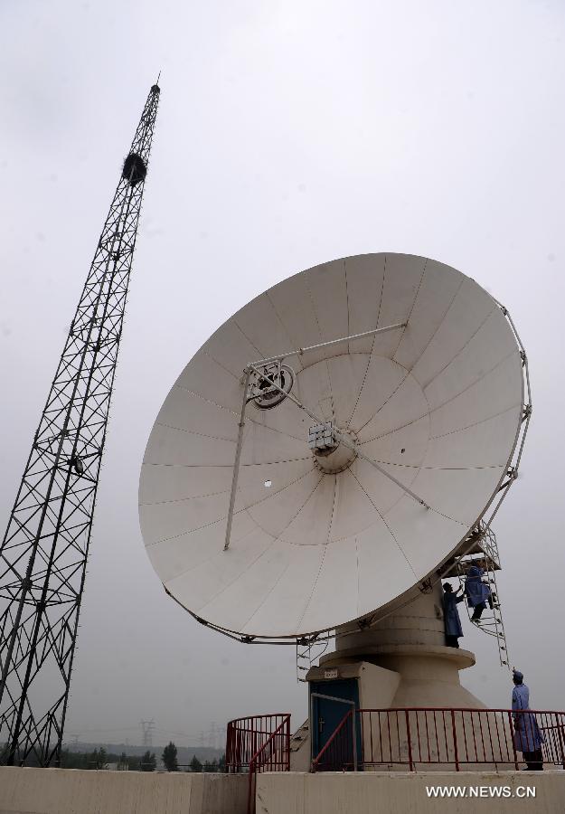 Technicians check the equipment for the manned Shenzhou-10 spacecraft at the Taiyuan Satellite Launch Center (TSLC) in Taiyuan, capital of north China's Shanxi Province, June 8, 2013. (Xinhua/Yan Yan)