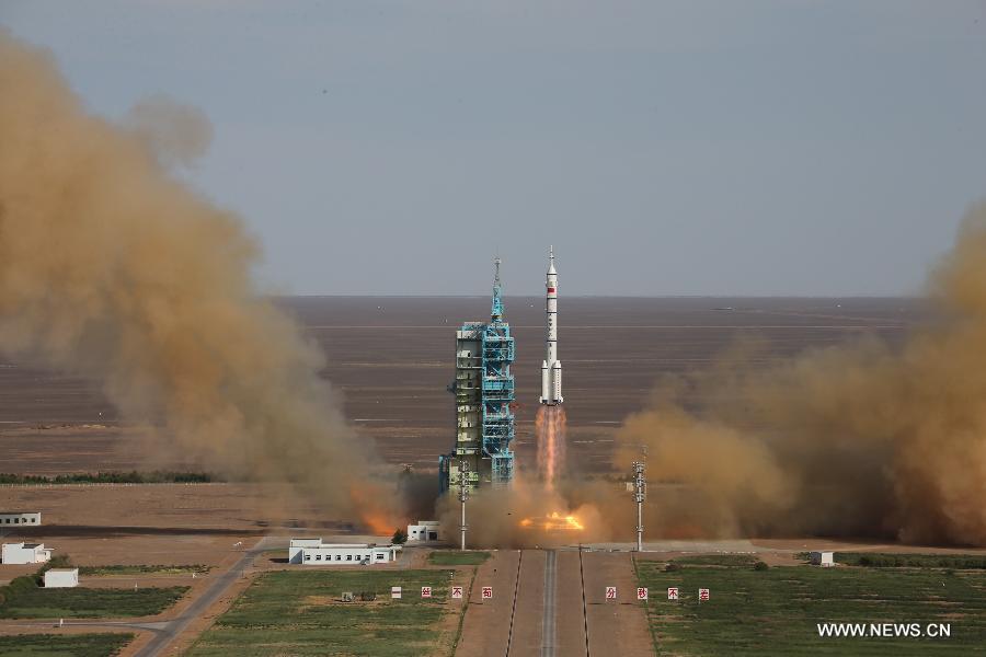 The Long March-2F carrier rocket carrying China's manned Shenzhou-10 spacecraft blasts off from the launch pad at the Jiuquan Satellite Launch Center in Jiuquan, northwest China's Gansu Province, June 11, 2013. (Xinhua/Li Gang)