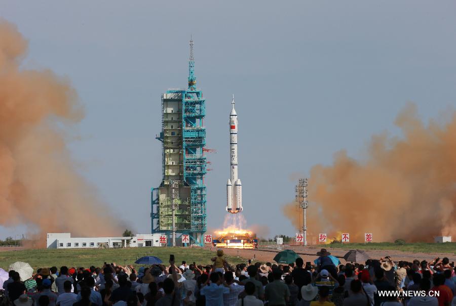 The Long March-2F carrier rocket carrying China's manned Shenzhou-10 spacecraft blasts off from the launch pad at the Jiuquan Satellite Launch Center in Jiuquan, northwest China's Gansu Province, June 11, 2013. (Xinhua/Li Gang)